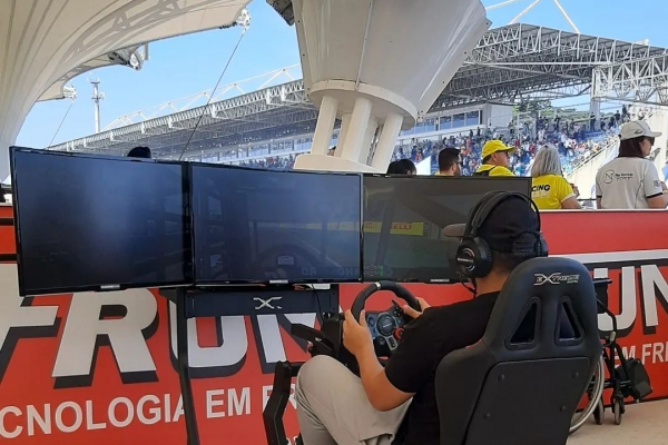 velocidade-mania-locacao-de-simulador-de-corrida-com-tres-telas-para-eventos-autodromo-de-interlagos-copa-truck8655F78B-33ED-4316-AEA5-D2B354F3A620.jpg