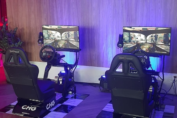 cockpit-simulador-de-corrida-velocidade-mania-chg-são-paulo6DA3C41D-540B-AB54-42D9-3454EF2964F8.jpg
