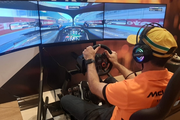 cockpit-simulador-de-corrida-velocidade-mania-ibis-hotel-são-paulo46BC0E32-BAC5-DE71-E976-50D5D14DC06B.jpeg