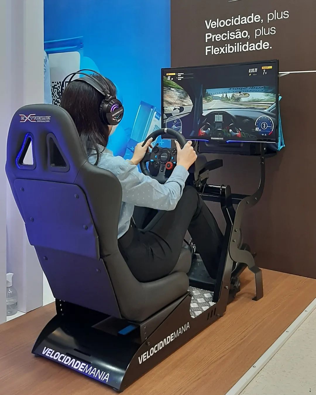 Como funciona um simulador de corrida de carros?