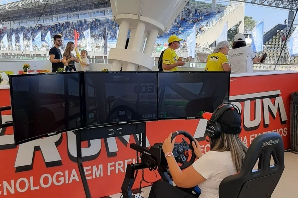 velocidade-mania-locacao-de-simulador-de-corrida-com-tres-telas-para-eventos-autodromo-de-interlagos50F1BB76-1216-25E5-F46B-5126541AD83B.jpg